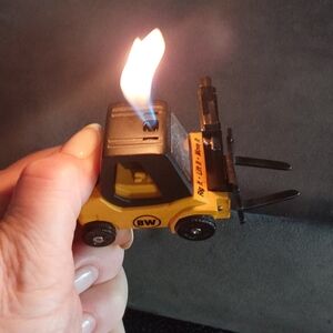 VINTAGE TABLE LIFT TRUCK LIGHTER